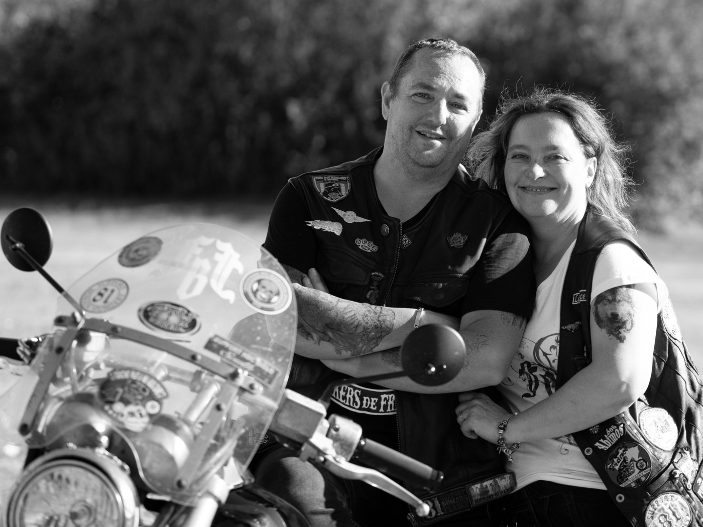 Laurence et Christophe Bériol, à moto, en noir et blanc.