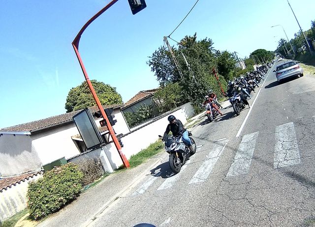 Sortie d'agglomération, le groupe se reforme.