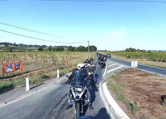Regroupement sur le bas-côté avant de repartir.