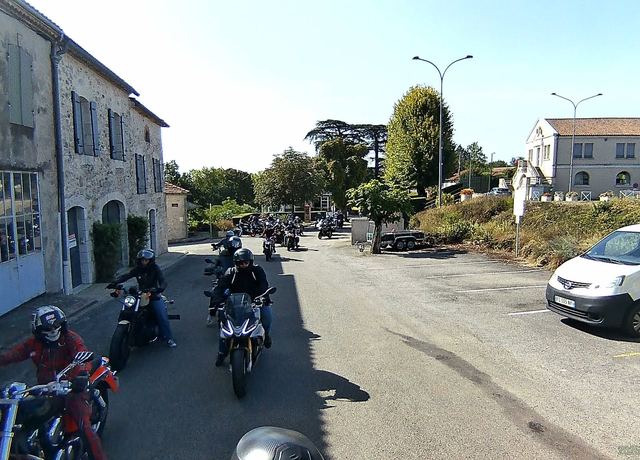 Traversée de village, moteurs au ralenti.