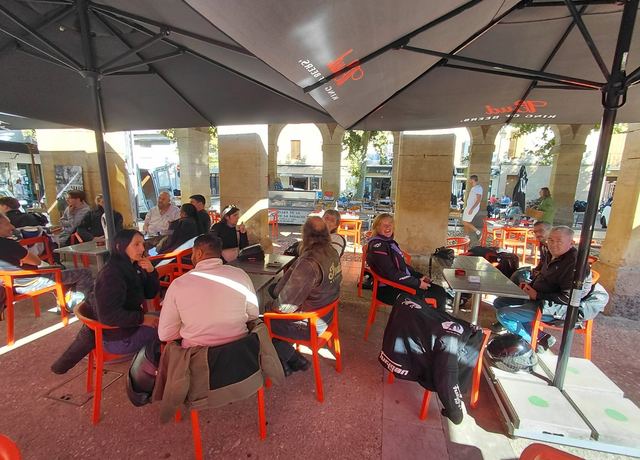 Tablée sous les parasols : la halte fait partie du dispositif.