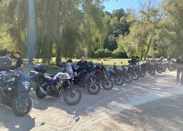 Les motos alignées au bord du pré, le temps de la pause.
