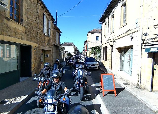 Passage entre les façades de pierre blonde du Périgord.