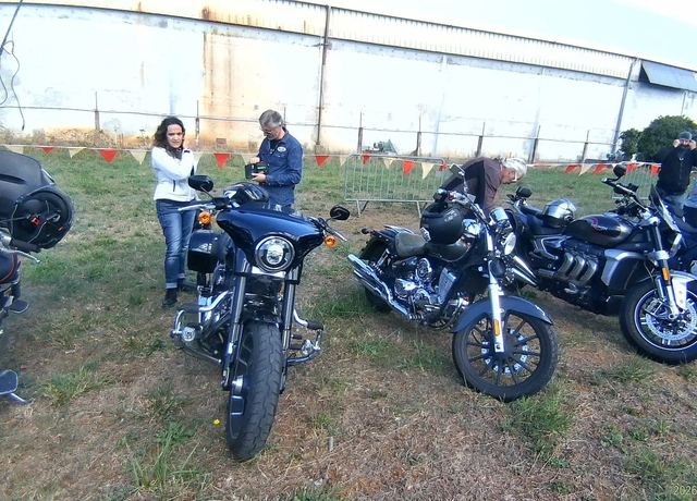 On se retrouve entre les motos avant d'aller faire un tour sur le site.