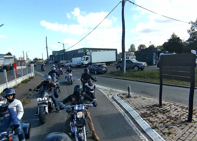 Regroupement sur le parking d'une étape du Nord-Gironde.